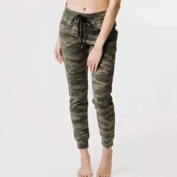Zyia Active Green Camouflage Unwind Jogger Pants Size Medium - Picture 1 of 10